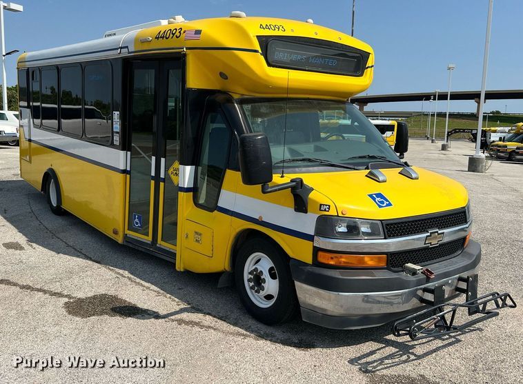 image for item LF9359 2017 Chevrolet Express G4500  shuttle bus