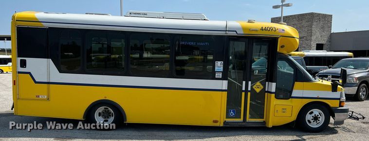 image for item LF9359 2017 Chevrolet Express G4500  shuttle bus