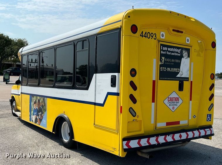 image for item LF9359 2017 Chevrolet Express G4500  shuttle bus