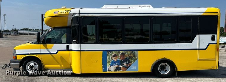 image for item LF9359 2017 Chevrolet Express G4500  shuttle bus