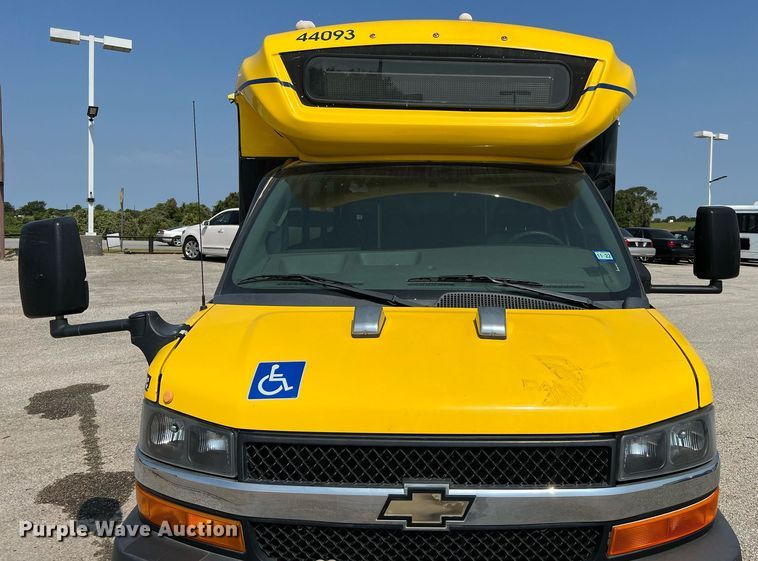 image for item LF9359 2017 Chevrolet Express G4500  shuttle bus