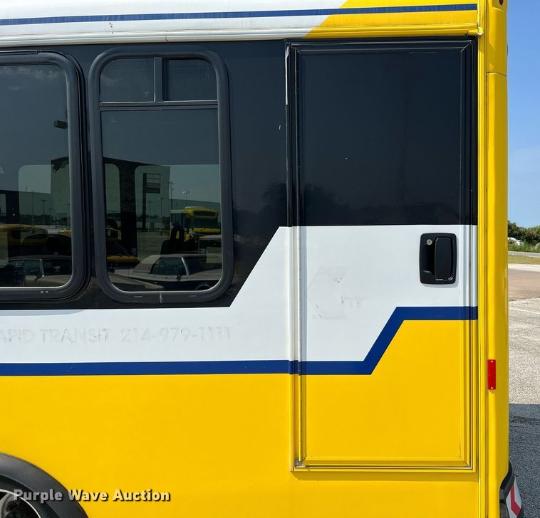 image for item LF9359 2017 Chevrolet Express G4500  shuttle bus