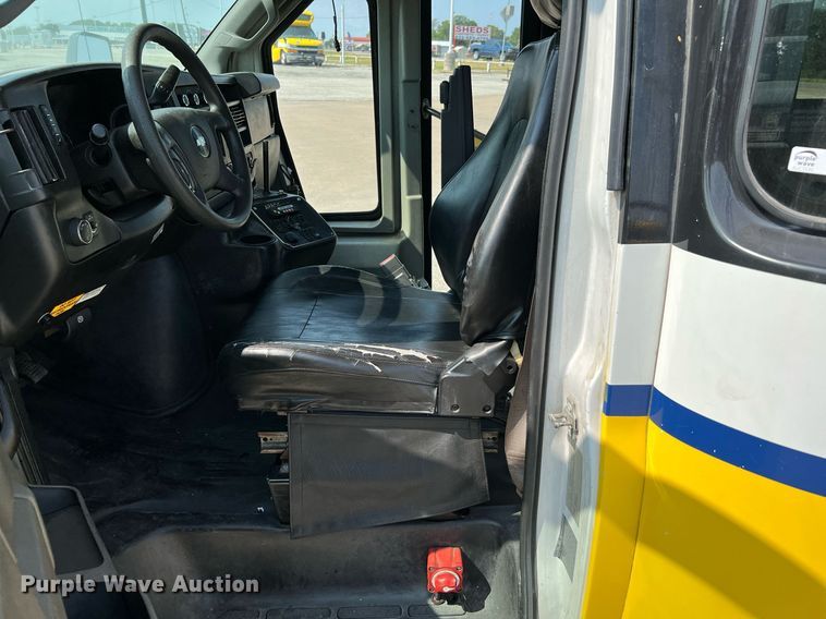 image for item LF9359 2017 Chevrolet Express G4500  shuttle bus