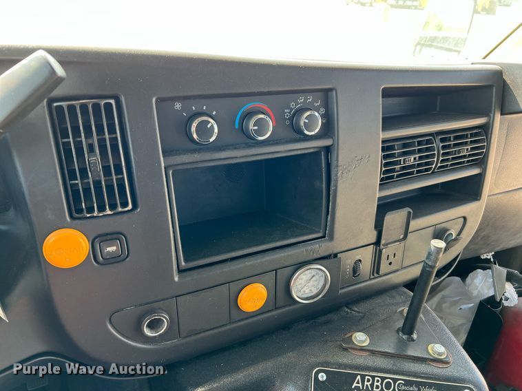 image for item LF9359 2017 Chevrolet Express G4500  shuttle bus