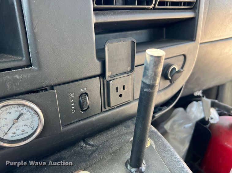 image for item LF9359 2017 Chevrolet Express G4500  shuttle bus