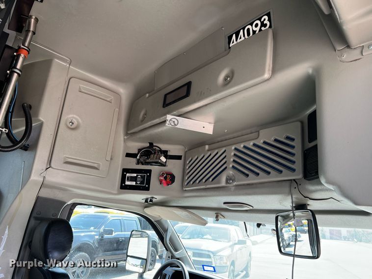 image for item LF9359 2017 Chevrolet Express G4500  shuttle bus