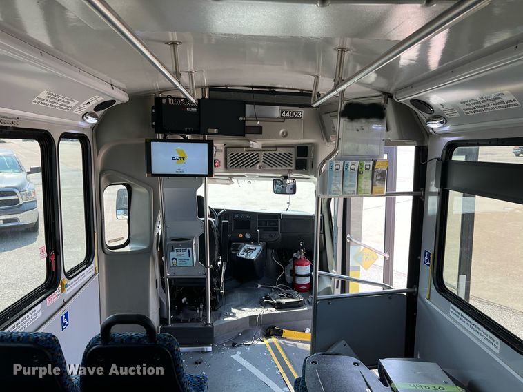 image for item LF9359 2017 Chevrolet Express G4500  shuttle bus