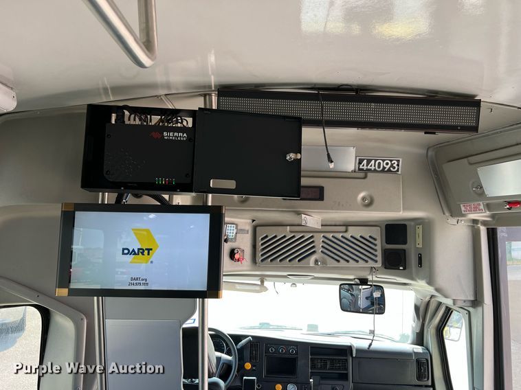 image for item LF9359 2017 Chevrolet Express G4500  shuttle bus