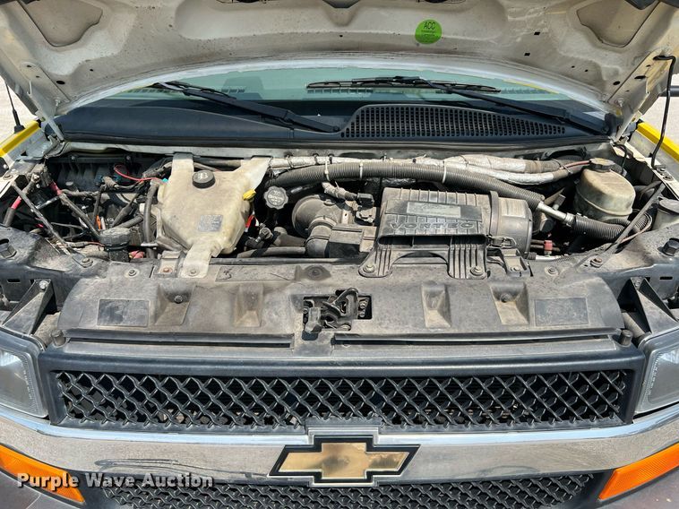 image for item LF9359 2017 Chevrolet Express G4500  shuttle bus