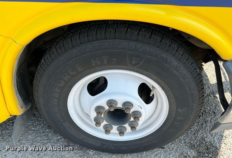 image for item LF9359 2017 Chevrolet Express G4500  shuttle bus