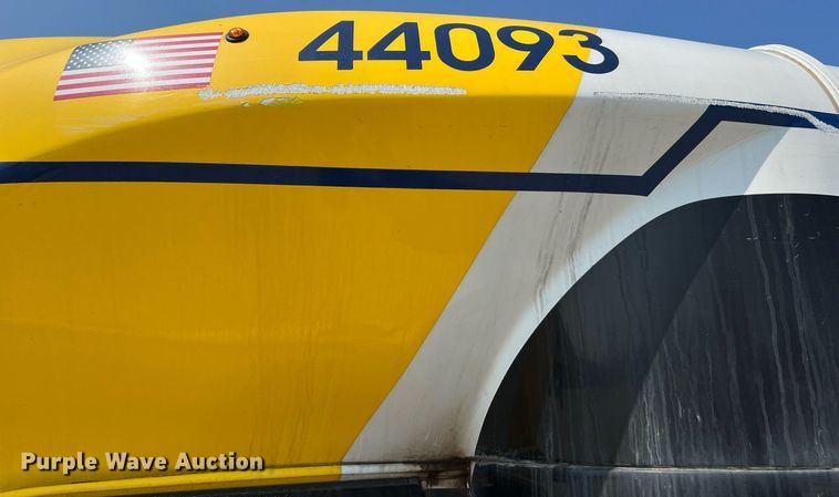 image for item LF9359 2017 Chevrolet Express G4500  shuttle bus