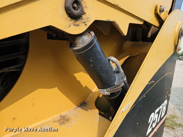 image for item LM9108 2004 Caterpillar 257B  tracked skid steer loader