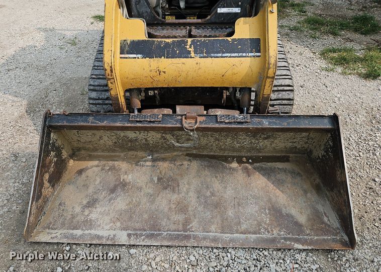image for item LM9108 2004 Caterpillar 257B  tracked skid steer loader