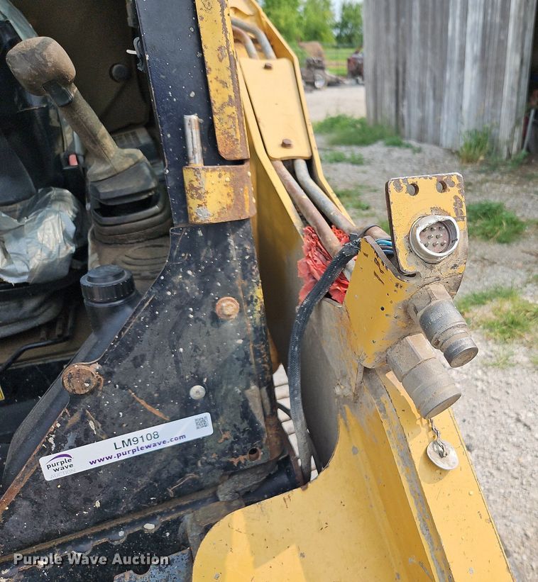 image for item LM9108 2004 Caterpillar 257B  tracked skid steer loader