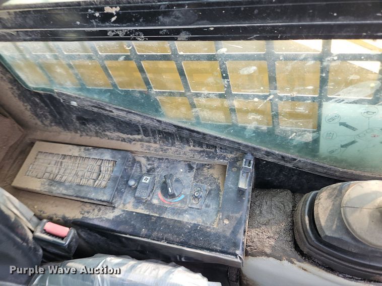 image for item LM9108 2004 Caterpillar 257B  tracked skid steer loader