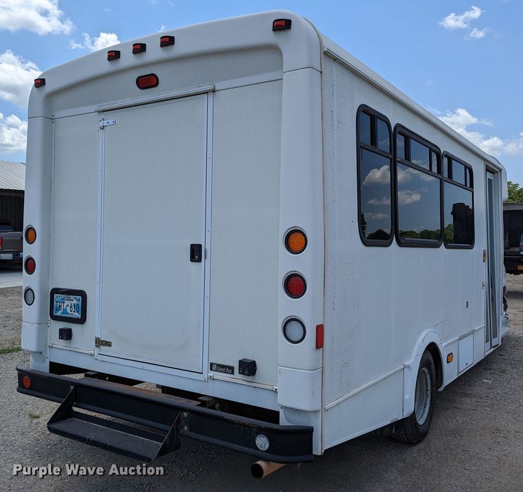 image for item LM9816 2007 Ford E450 Super Duty  shuttle bus