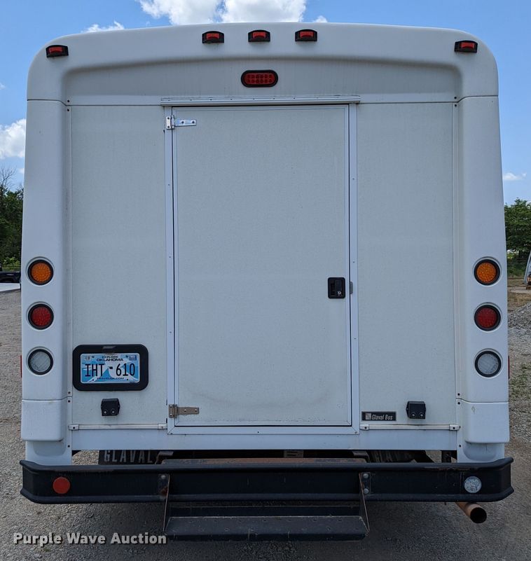 image for item LM9816 2007 Ford E450 Super Duty  shuttle bus