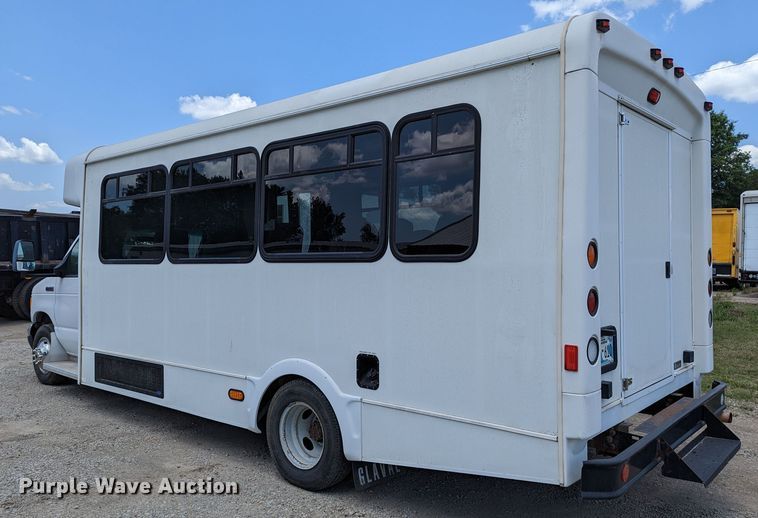 image for item LM9816 2007 Ford E450 Super Duty  shuttle bus