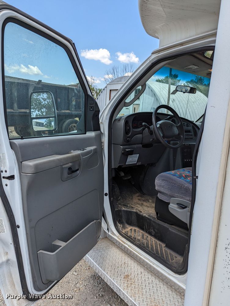 image for item LM9816 2007 Ford E450 Super Duty  shuttle bus