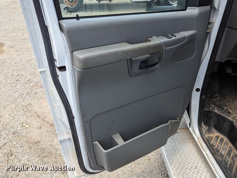 image for item LM9816 2007 Ford E450 Super Duty  shuttle bus