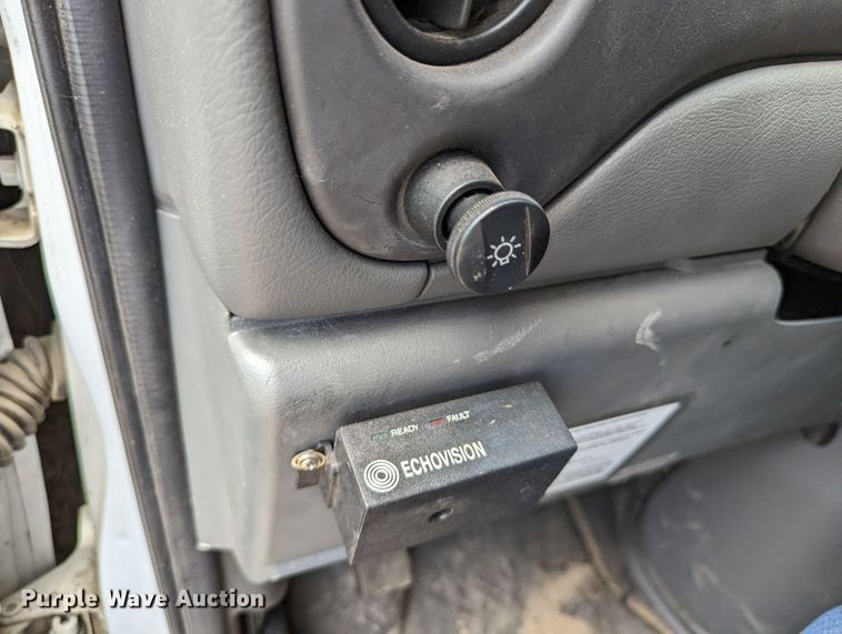 image for item LM9816 2007 Ford E450 Super Duty  shuttle bus