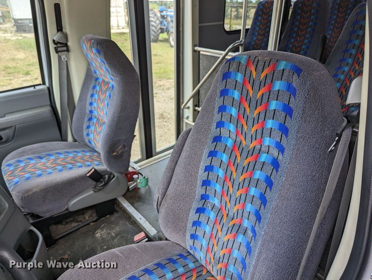 image for item LM9816 2007 Ford E450 Super Duty  shuttle bus