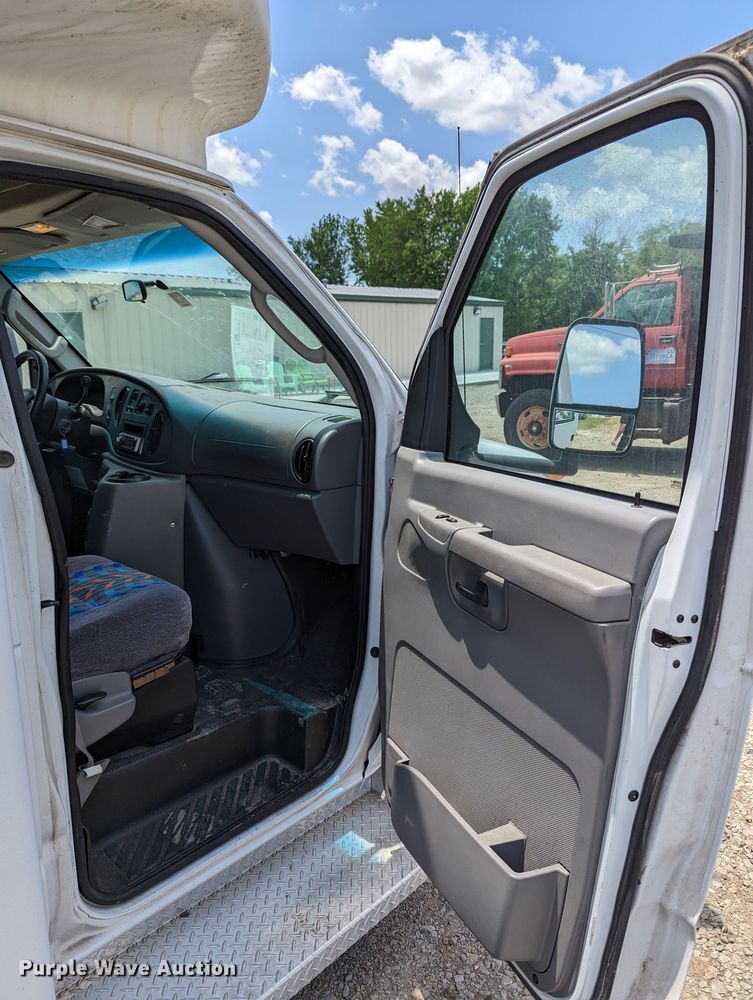 image for item LM9816 2007 Ford E450 Super Duty  shuttle bus