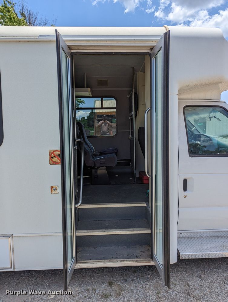 image for item LM9816 2007 Ford E450 Super Duty  shuttle bus