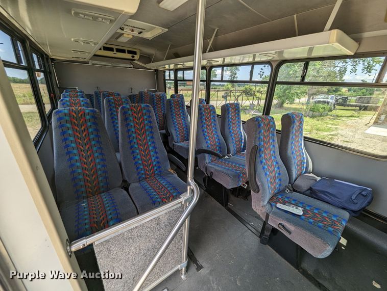 image for item LM9816 2007 Ford E450 Super Duty  shuttle bus