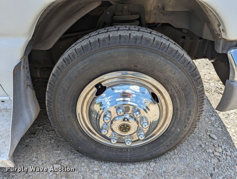 image for item LM9816 2007 Ford E450 Super Duty  shuttle bus