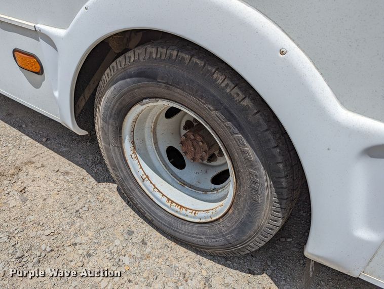 image for item LM9816 2007 Ford E450 Super Duty  shuttle bus