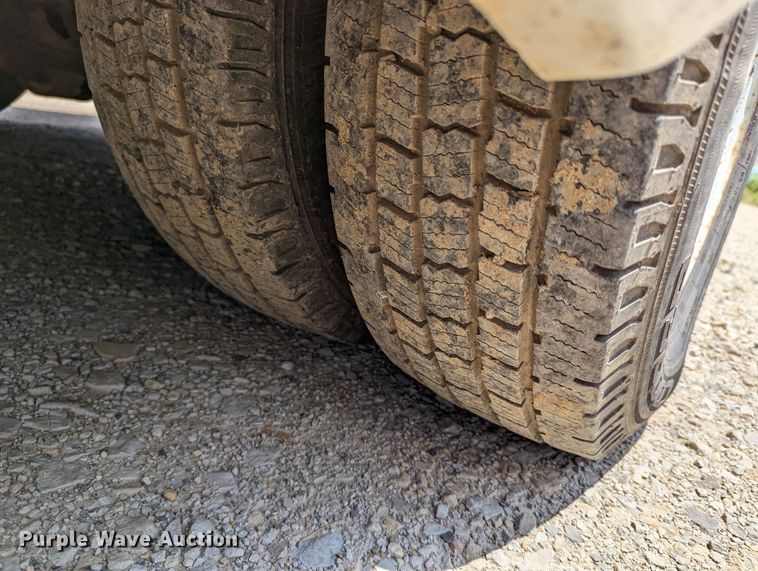 image for item LM9816 2007 Ford E450 Super Duty  shuttle bus