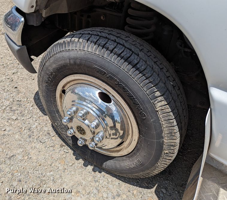 image for item LM9816 2007 Ford E450 Super Duty  shuttle bus