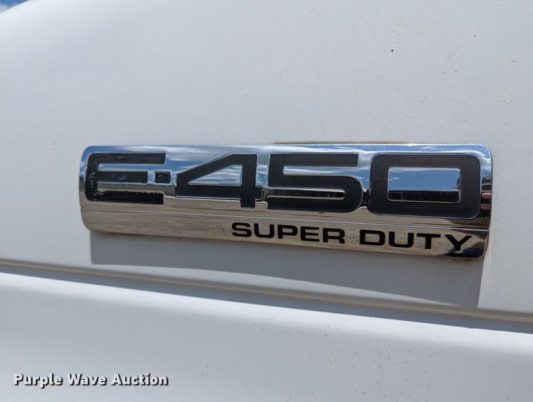 image for item LM9816 2007 Ford E450 Super Duty  shuttle bus