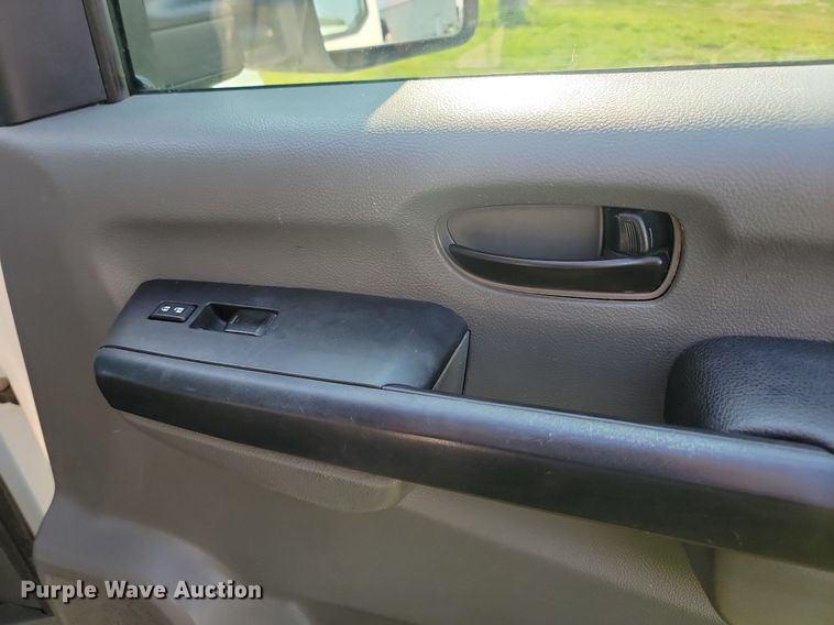 image for item LQ9104 2013 Nissan NV3500  van