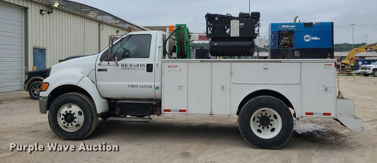 image for item MG9658 2004 Ford F750 Super Duty  utility / service truck