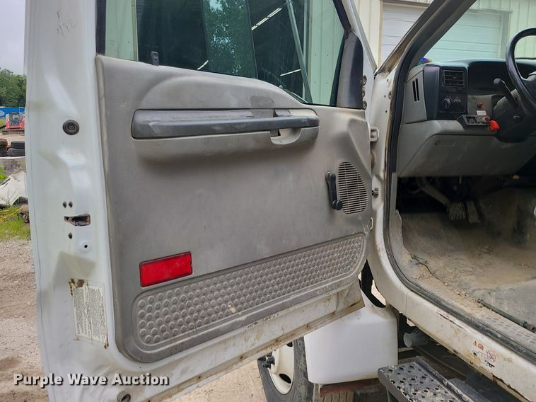 image for item MG9658 2004 Ford F750 Super Duty  utility / service truck