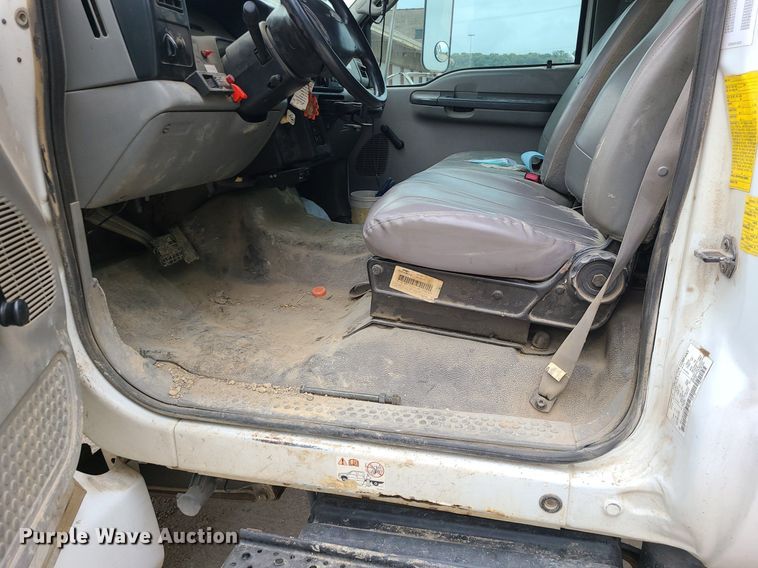 image for item MG9658 2004 Ford F750 Super Duty  utility / service truck