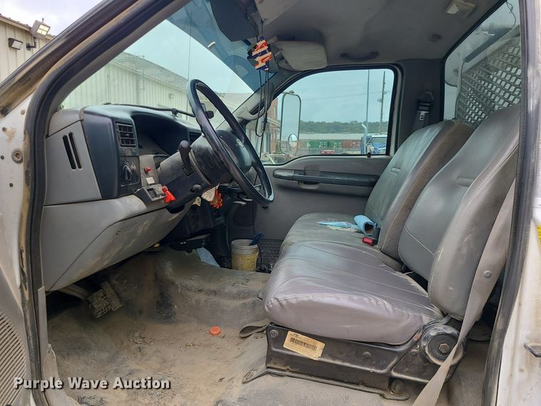 image for item MG9658 2004 Ford F750 Super Duty  utility / service truck