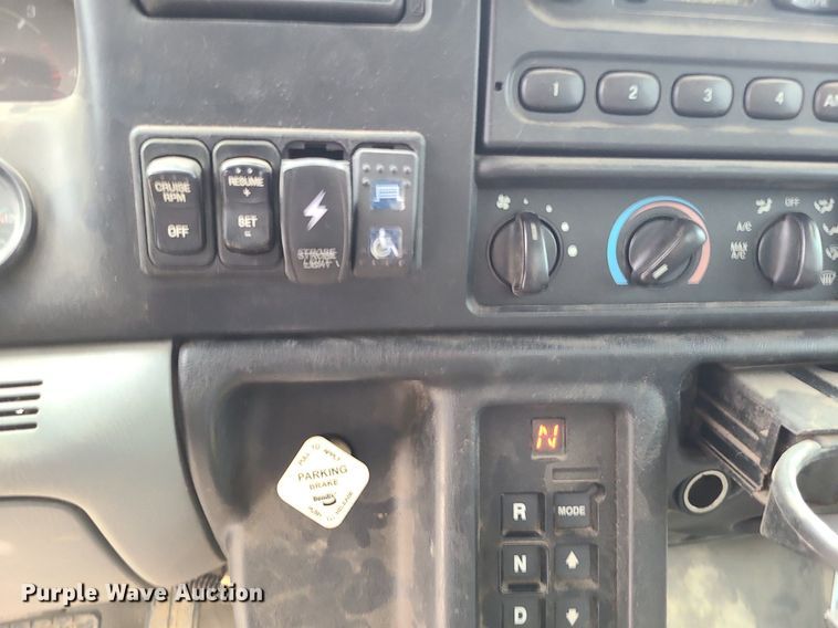 image for item MG9658 2004 Ford F750 Super Duty  utility / service truck