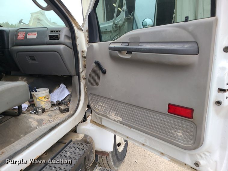 image for item MG9658 2004 Ford F750 Super Duty  utility / service truck