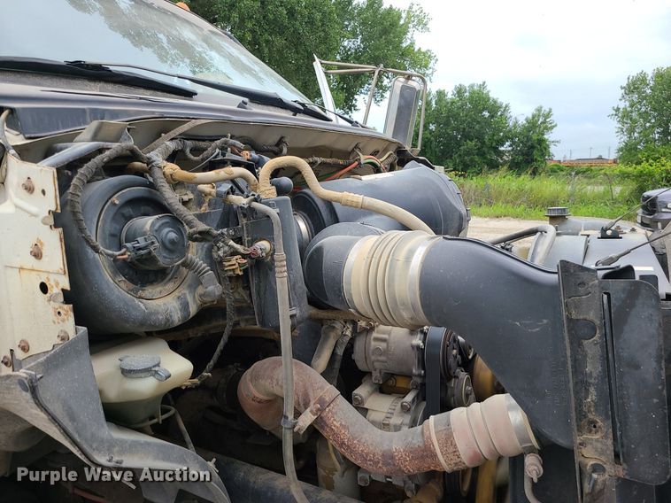 image for item MG9658 2004 Ford F750 Super Duty  utility / service truck