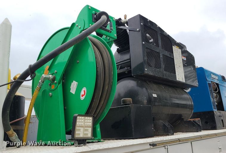 image for item MG9658 2004 Ford F750 Super Duty  utility / service truck