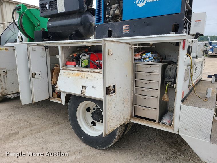 image for item MG9658 2004 Ford F750 Super Duty  utility / service truck