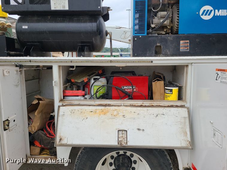 image for item MG9658 2004 Ford F750 Super Duty  utility / service truck