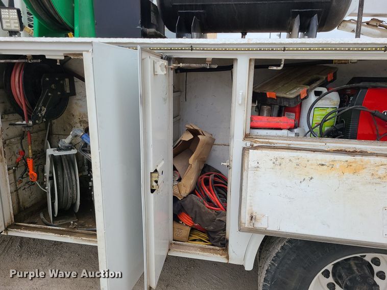 image for item MG9658 2004 Ford F750 Super Duty  utility / service truck