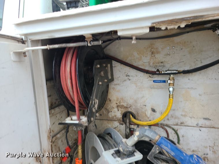 image for item MG9658 2004 Ford F750 Super Duty  utility / service truck