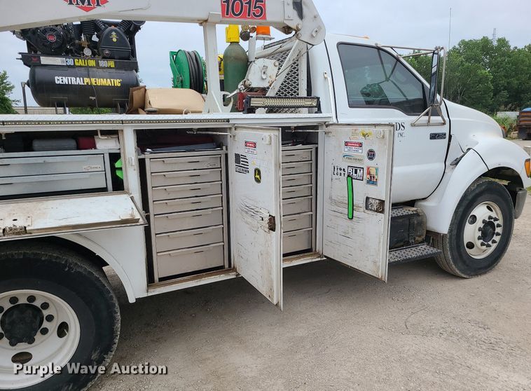 image for item MG9658 2004 Ford F750 Super Duty  utility / service truck