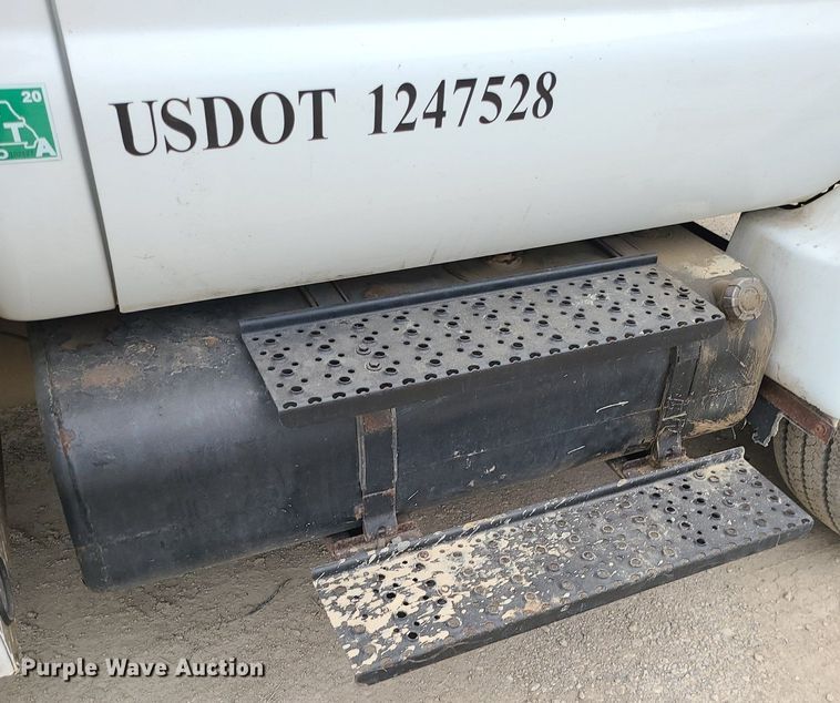 image for item MG9658 2004 Ford F750 Super Duty  utility / service truck