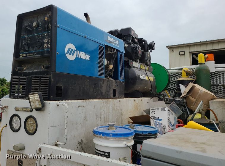 image for item MG9658 2004 Ford F750 Super Duty  utility / service truck